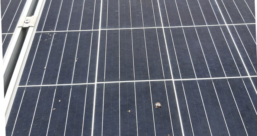 Ezen a képen egy koszos napelem látható. A napelem tisztítása nagyban növeli a napelem teljesítményét és élettartamát.